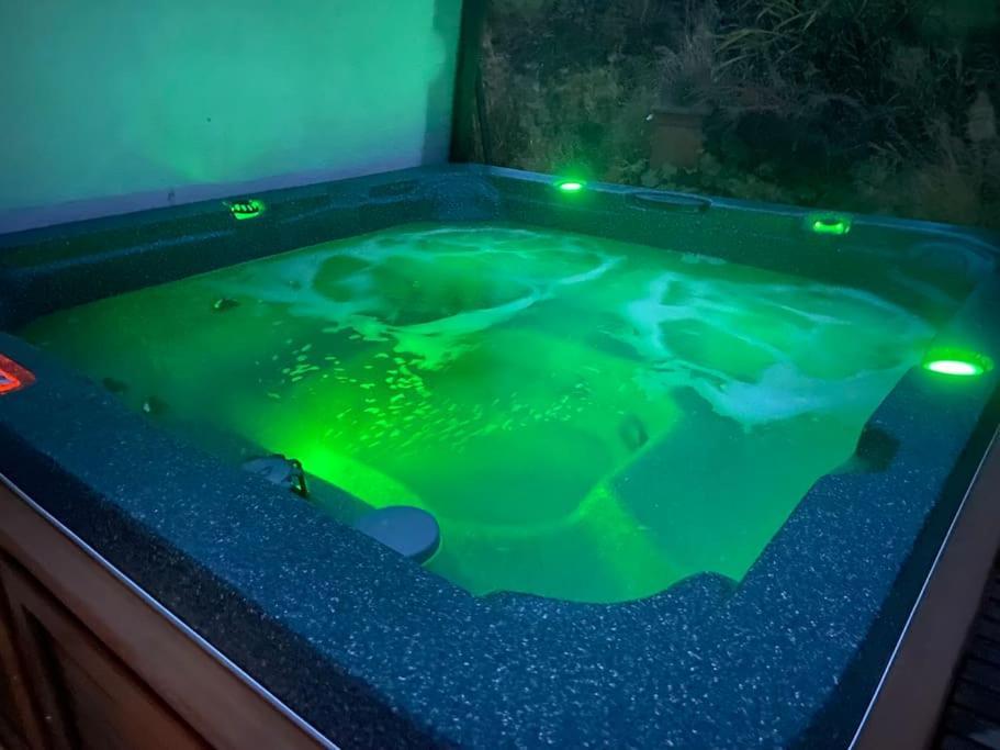 Jaw-Dropping Beach House In Anglesey ベンスレフ エクステリア 写真